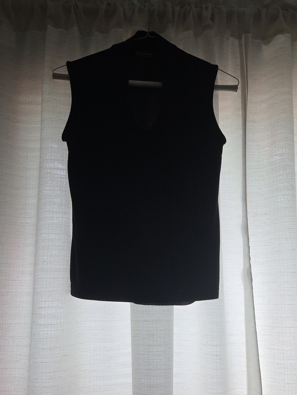 Jones New York Black Sleeveless V-Neck Tank Top